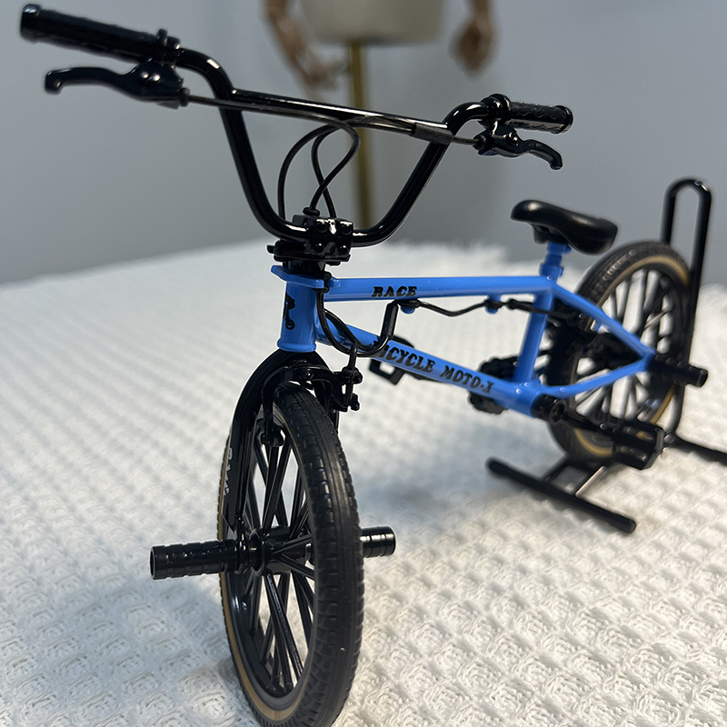 Mountain Biking Blue Mountains - 1:8 Mini Model Alloy Bicycle With